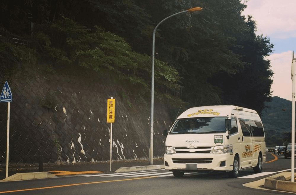 “Convehicle”是結(jié)合“convenience（方便）”和“vehicle（交通工具）”的復(fù)合詞，意為“方便的車”